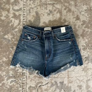 NWT ABERCROMBIE HIGH RISE MOM SHORT - SIZE 8